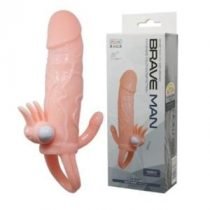 Capa peniana extensora vibração e alça escrotal. Mede Mede 14,7 x 3,2cm. Cor clara. Textura realística de silicone. Com mini plug 4cm para estímulo anal.