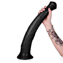 mao segurando pênis de cavalo feito de borracha preta